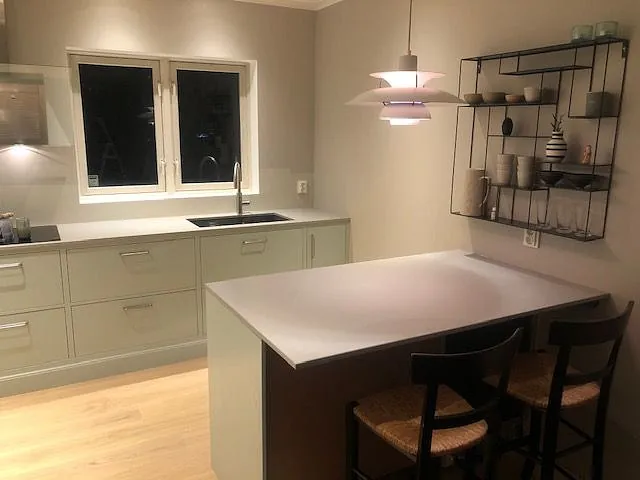 Moderne kjøkken med øy