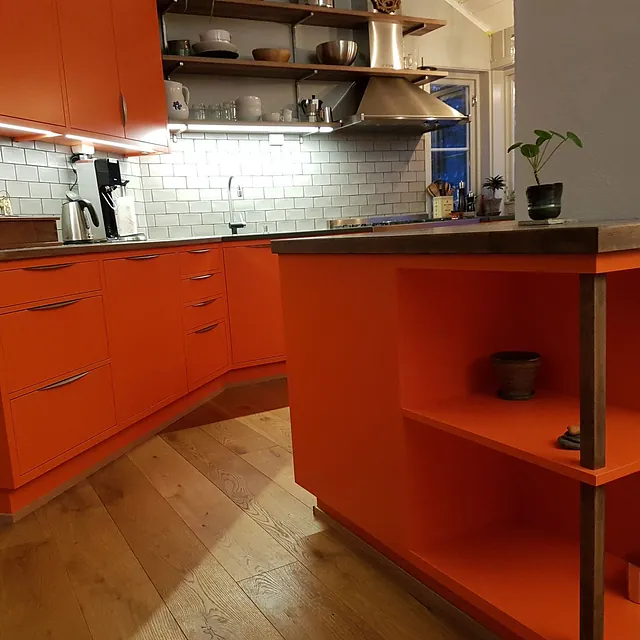 Oransje moderne kjøkkeninnredning