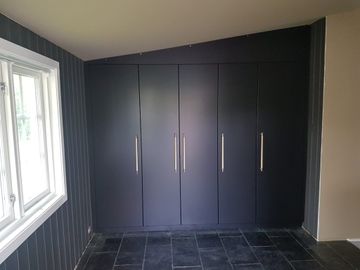 Mørkeblå garderobe