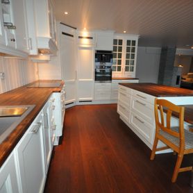 Hvitt kjøkken med tredetaljer