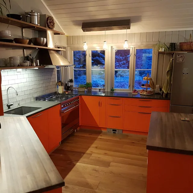 Rød moderne kjøkkeninnredning