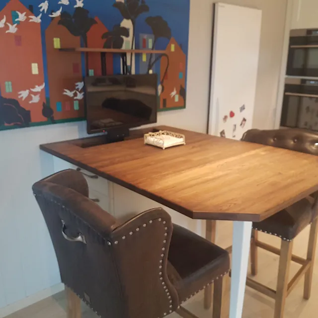 Spisebord med tv innebygd